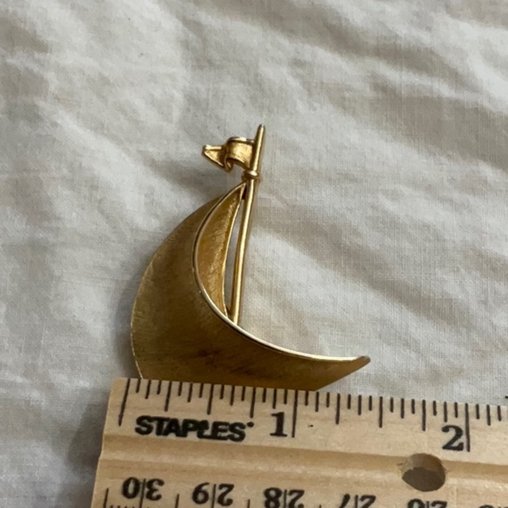 Vintage Trifari sailboat brooch pin - Picture 6 of 6